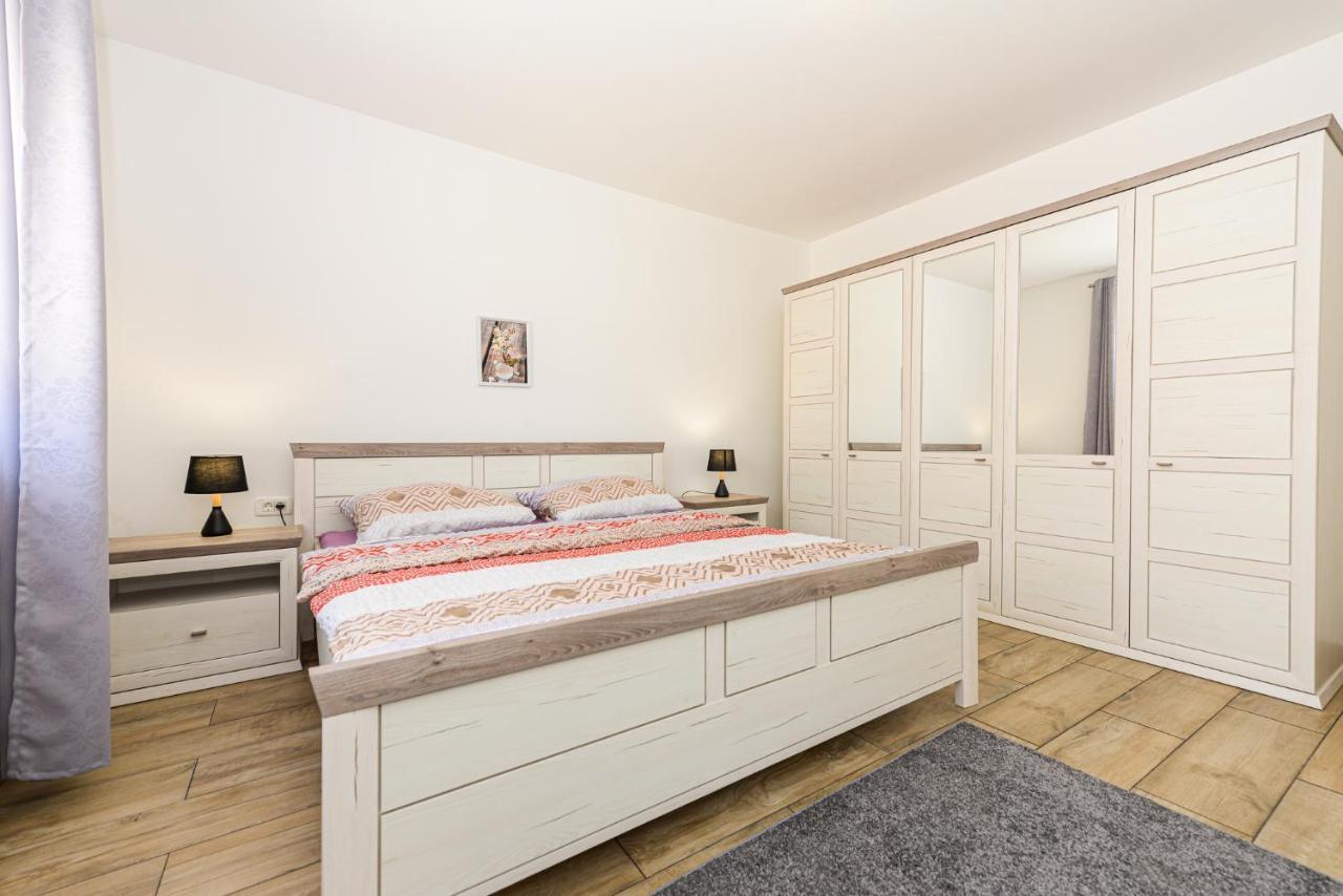 Apartments Amfora - Cozy And Modern Apartments For Up To 15 People, 100M From The Sea And Beach 스타라 노발랴 외부 사진