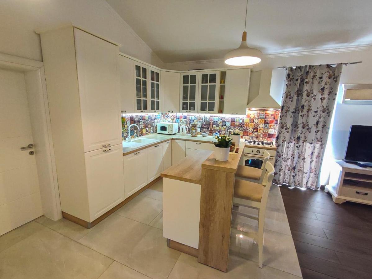 Apartments Amfora - Cozy And Modern Apartments For Up To 15 People, 100M From The Sea And Beach 스타라 노발랴 외부 사진