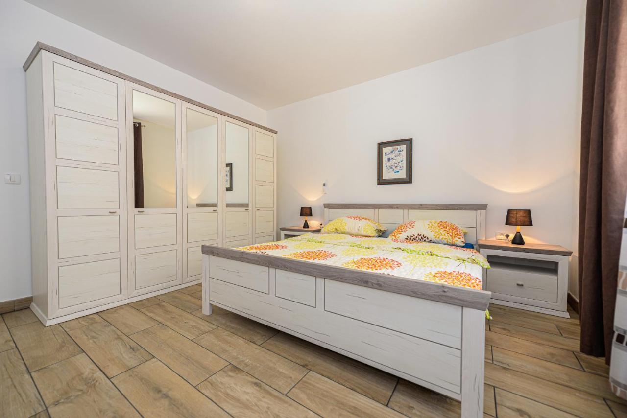 Apartments Amfora - Cozy And Modern Apartments For Up To 15 People, 100M From The Sea And Beach 스타라 노발랴 외부 사진