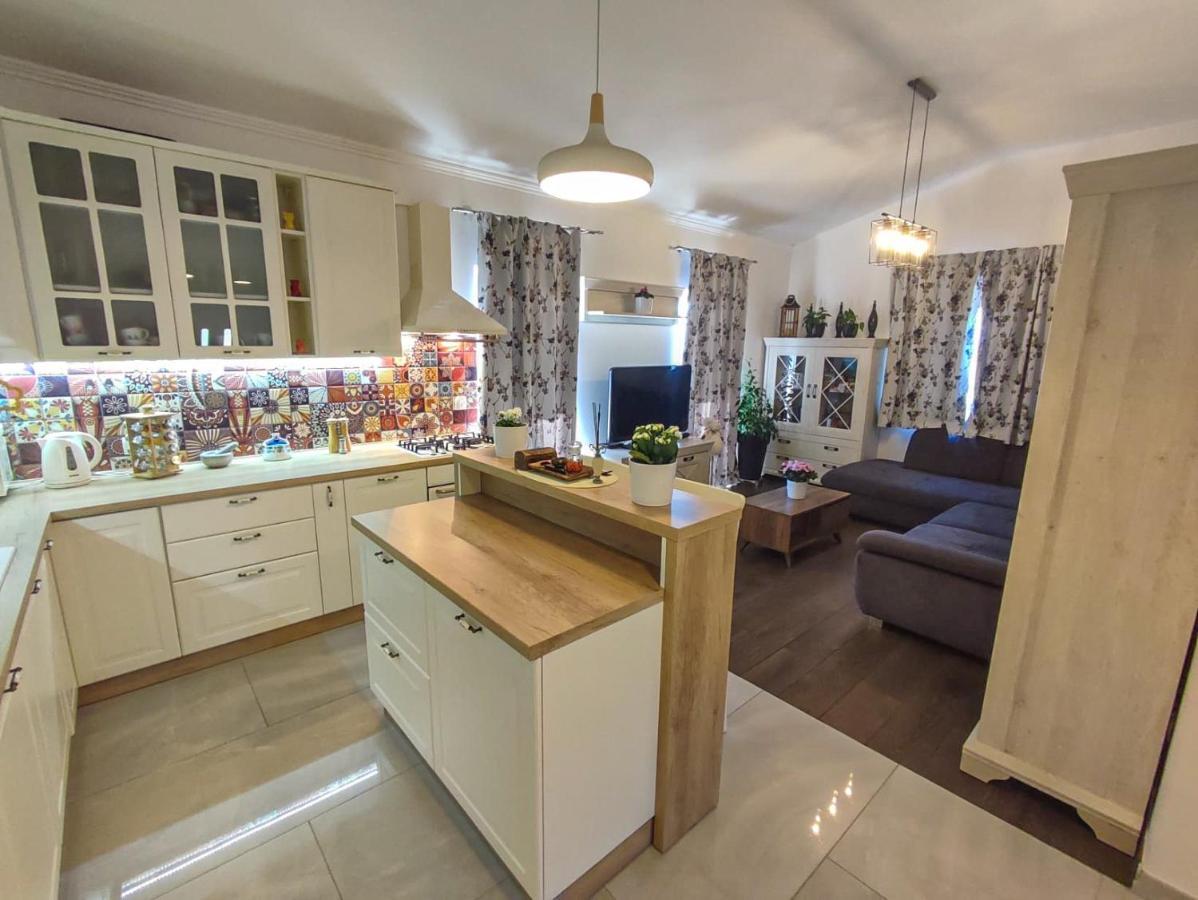 Apartments Amfora - Cozy And Modern Apartments For Up To 15 People, 100M From The Sea And Beach 스타라 노발랴 외부 사진