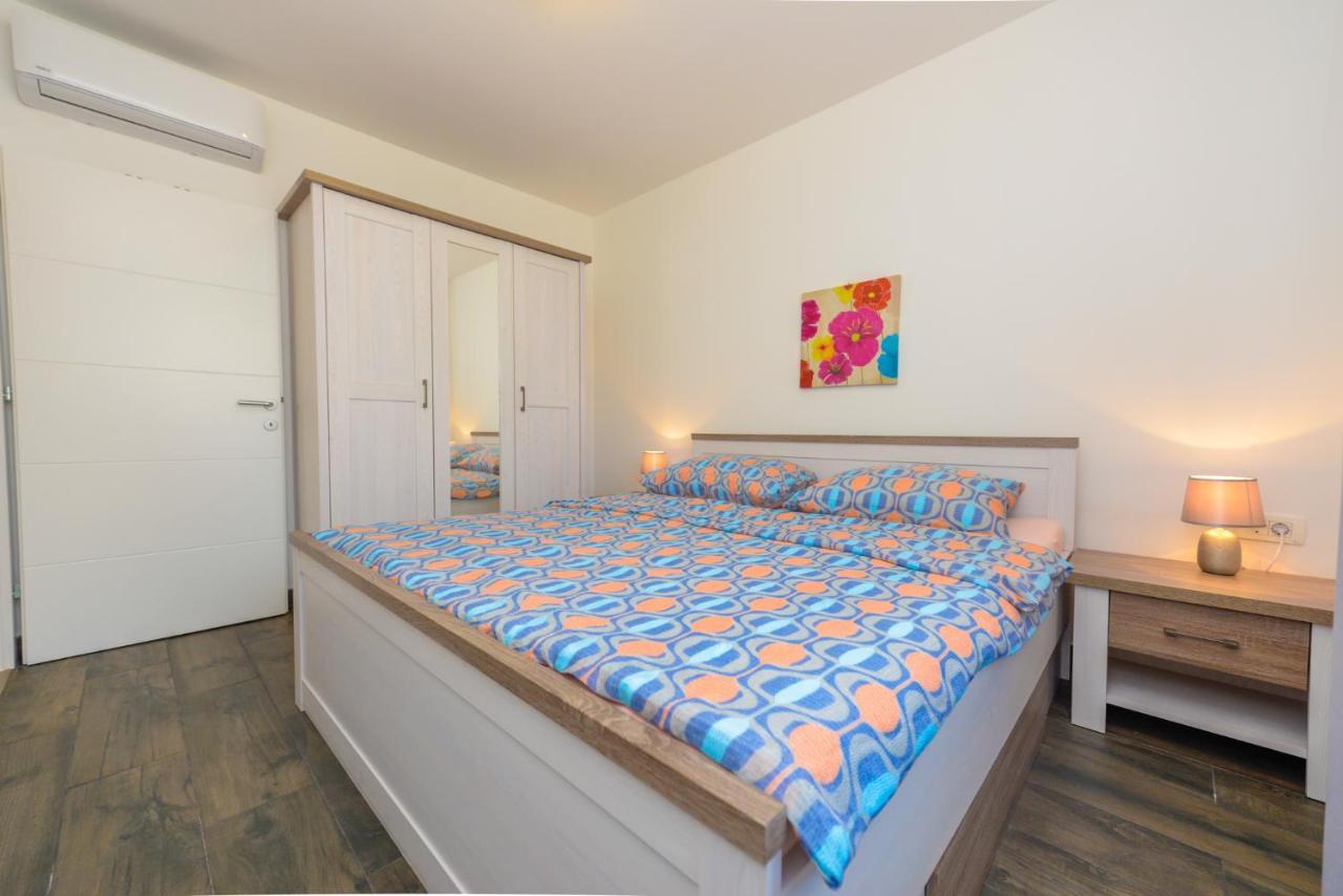 Apartments Amfora - Cozy And Modern Apartments For Up To 15 People, 100M From The Sea And Beach 스타라 노발랴 외부 사진