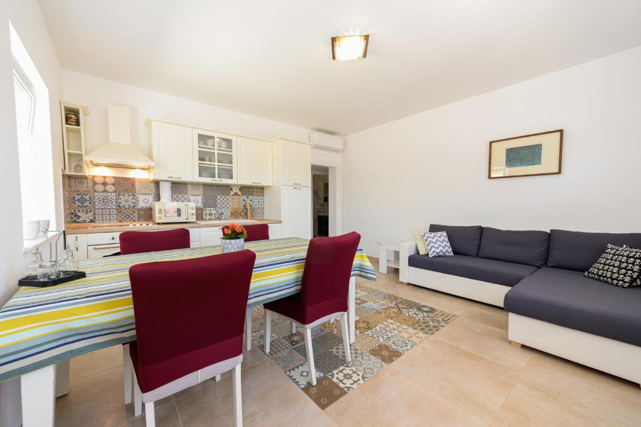 Apartments Amfora - Cozy And Modern Apartments For Up To 15 People, 100M From The Sea And Beach 스타라 노발랴 외부 사진