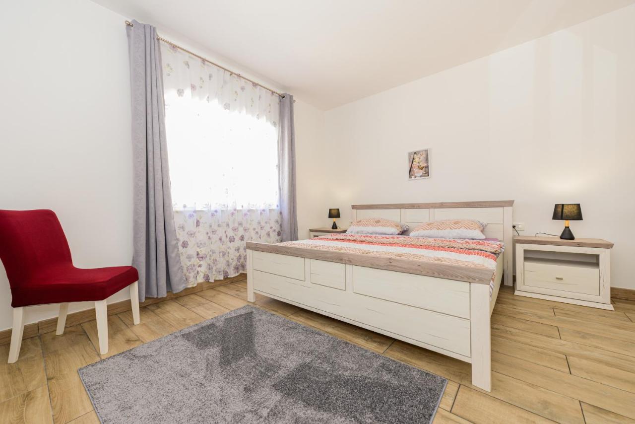 Apartments Amfora - Cozy And Modern Apartments For Up To 15 People, 100M From The Sea And Beach 스타라 노발랴 외부 사진