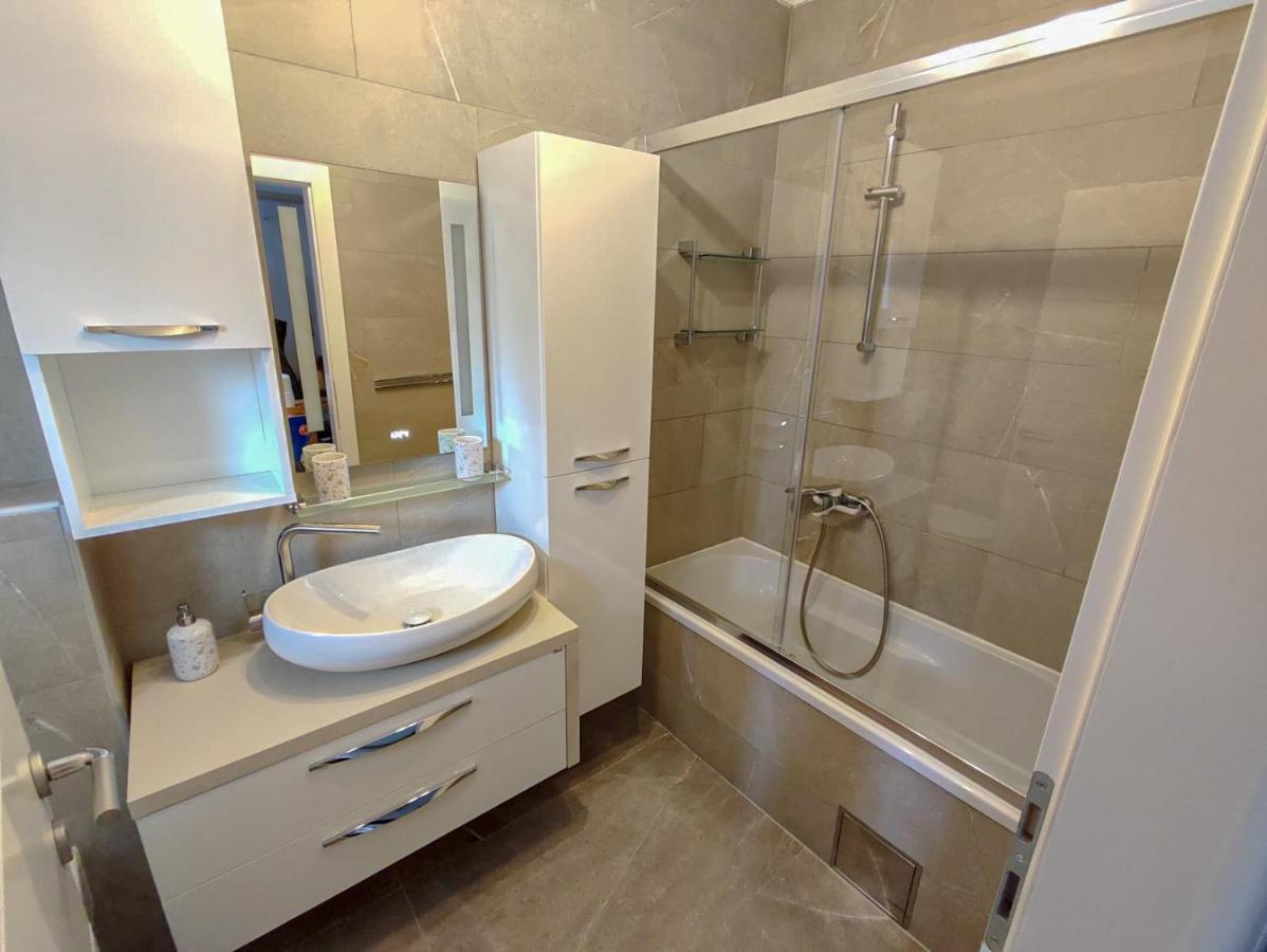 Apartments Amfora - Cozy And Modern Apartments For Up To 15 People, 100M From The Sea And Beach 스타라 노발랴 외부 사진