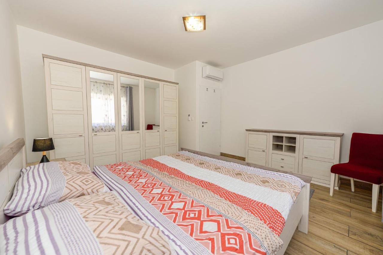 Apartments Amfora - Cozy And Modern Apartments For Up To 15 People, 100M From The Sea And Beach 스타라 노발랴 외부 사진
