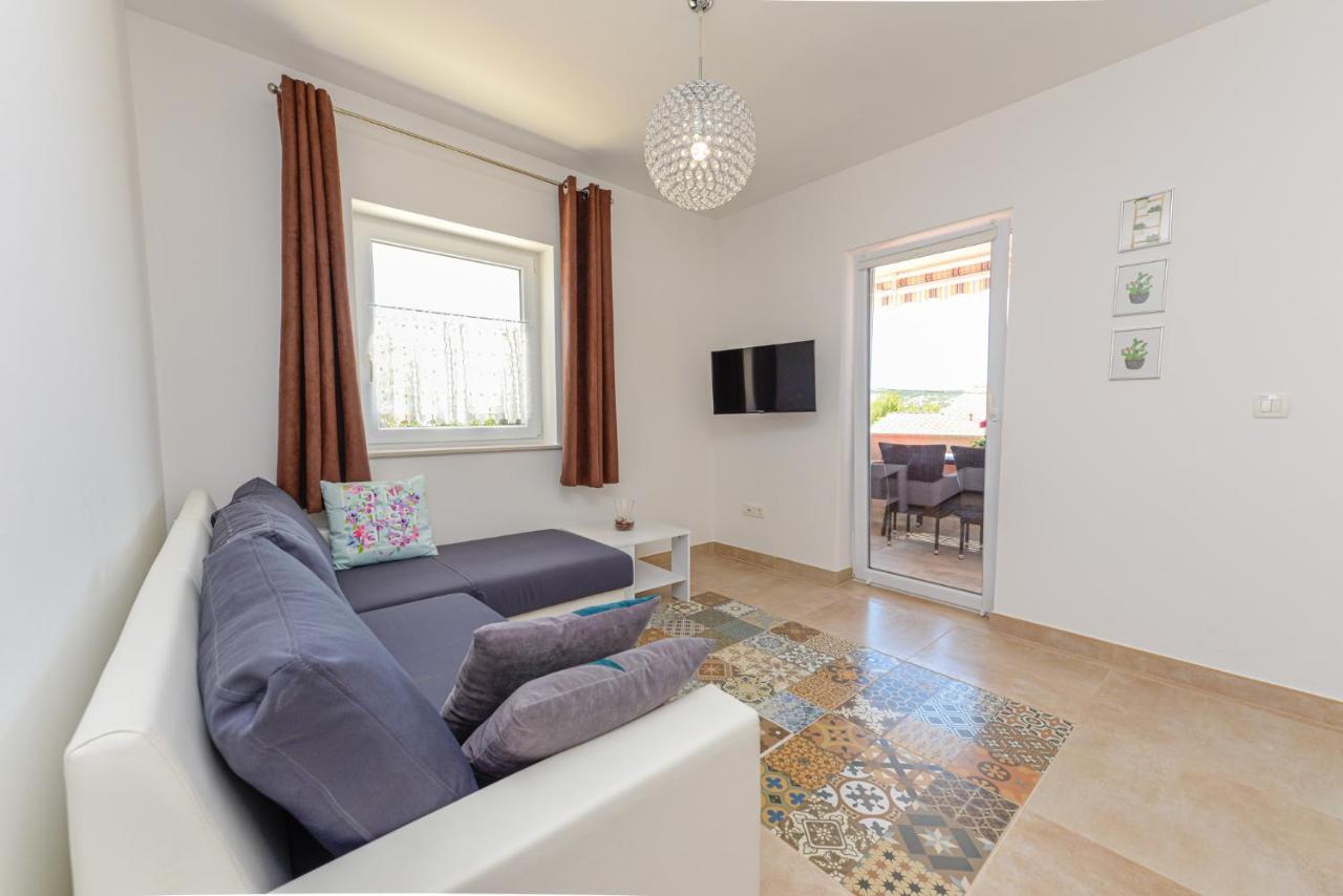Apartments Amfora - Cozy And Modern Apartments For Up To 15 People, 100M From The Sea And Beach 스타라 노발랴 외부 사진