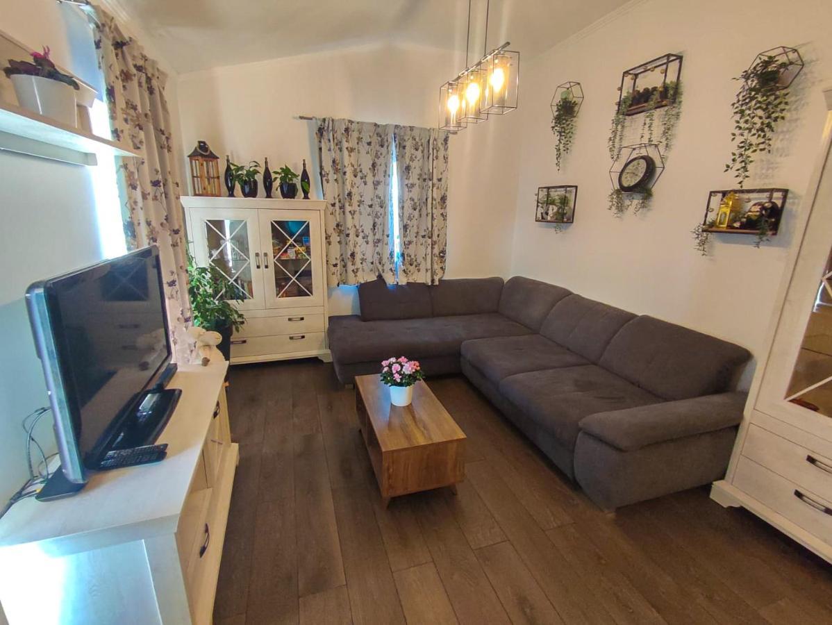 Apartments Amfora - Cozy And Modern Apartments For Up To 15 People, 100M From The Sea And Beach 스타라 노발랴 외부 사진