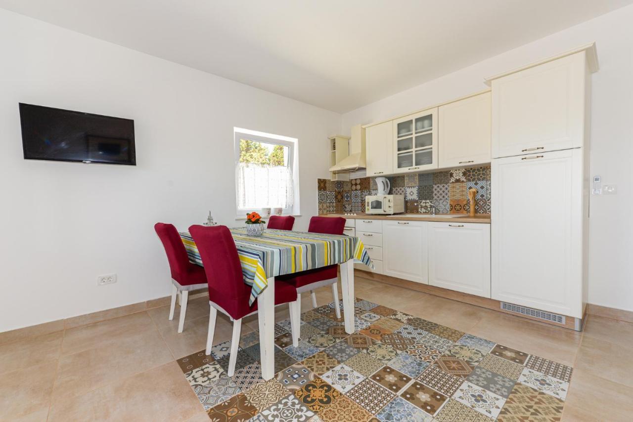 Apartments Amfora - Cozy And Modern Apartments For Up To 15 People, 100M From The Sea And Beach 스타라 노발랴 외부 사진